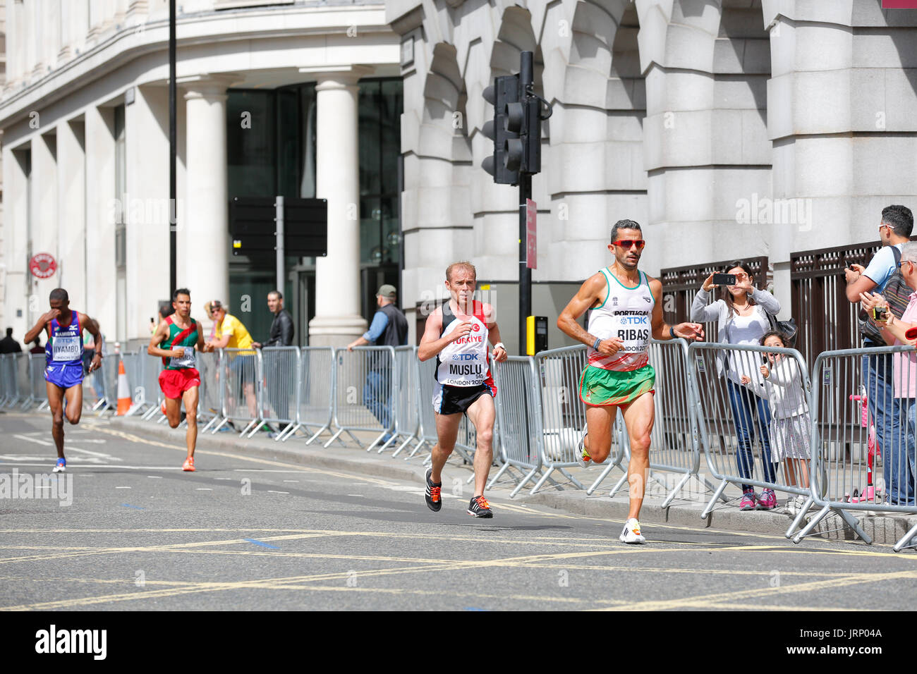 Stratford, Londres, Reino Unido. 6 de agosto de 2017. Campeonato del Mundo de Atletismo de la IAAF maratón del campeonato del mundo de domingo de agosto. corredores de todo el mundo están teniendo lugar en la maratón de la IAAF en Londres, Inglaterra, una vez más, está en el centro de eventos deportivos de clase mundial. Europa, Inglaterra, London Stratford evento deportivo Villa Olímpica 2017. mo farah última carrera. mens maratón iaaf 2017 LONDRES, 6 de agosto. Foto de stock