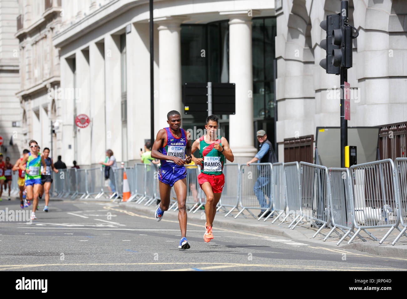 Stratford, Londres, Reino Unido. 6 de agosto de 2017. Campeonato del Mundo de Atletismo de la IAAF maratón del campeonato del mundo de domingo de agosto. corredores de todo el mundo están teniendo lugar en la maratón de la IAAF en Londres, Inglaterra, una vez más, está en el centro de eventos deportivos de clase mundial. Europa, Inglaterra, London Stratford evento deportivo Villa Olímpica 2017. mo farah última carrera. mens maratón iaaf 2017 LONDRES, 6 de agosto. Foto de stock