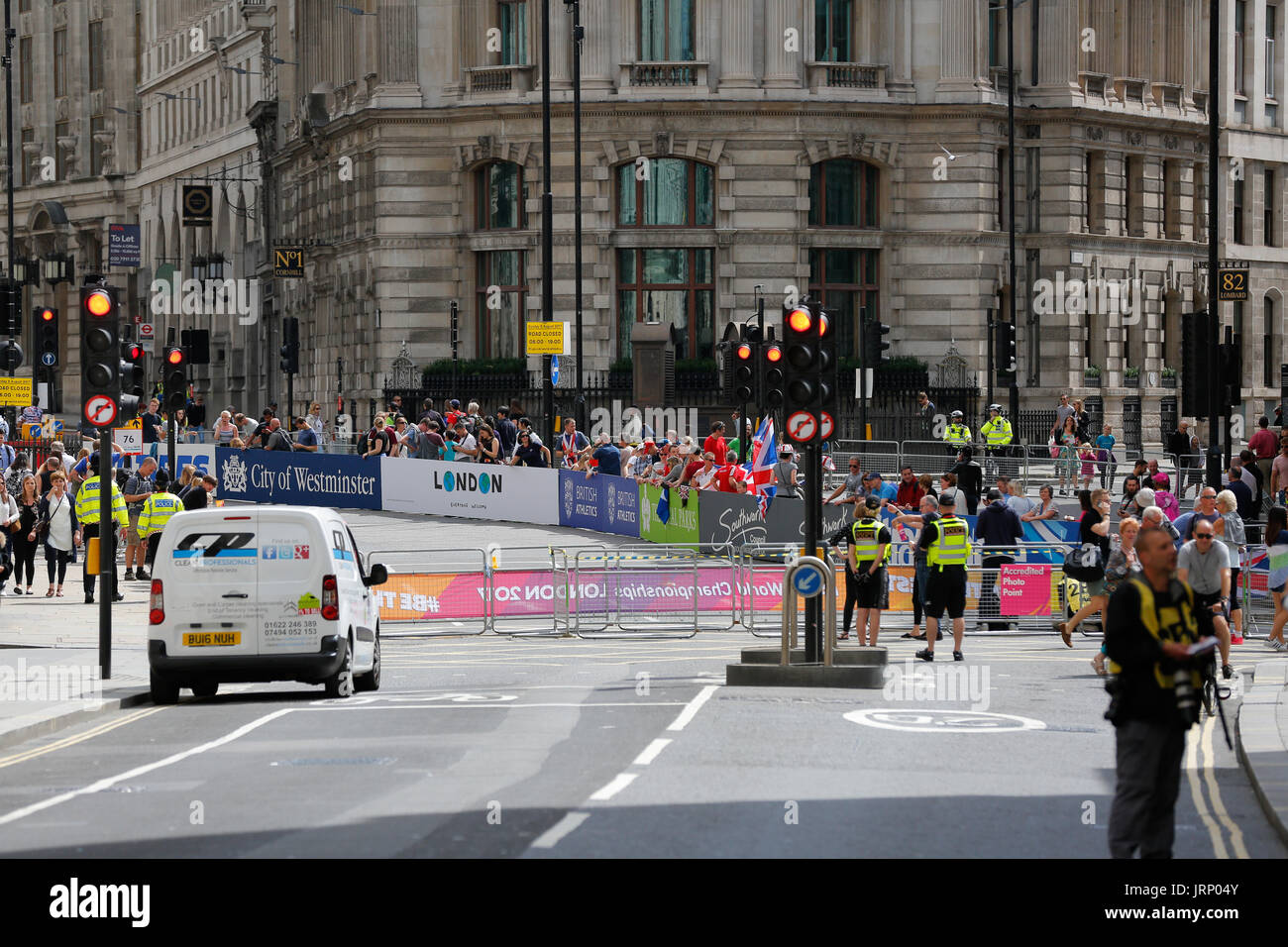 Stratford, Londres, Reino Unido. 6 de agosto de 2017. Campeonato del Mundo de Atletismo de la IAAF maratón del campeonato del mundo de domingo de agosto. corredores de todo el mundo están teniendo lugar en la maratón de la IAAF en Londres, Inglaterra, una vez más, está en el centro de eventos deportivos de clase mundial. Europa, Inglaterra, London Stratford evento deportivo Villa Olímpica 2017. mo farah última carrera. mens maratón iaaf 2017 LONDRES, 6 de agosto. Foto de stock