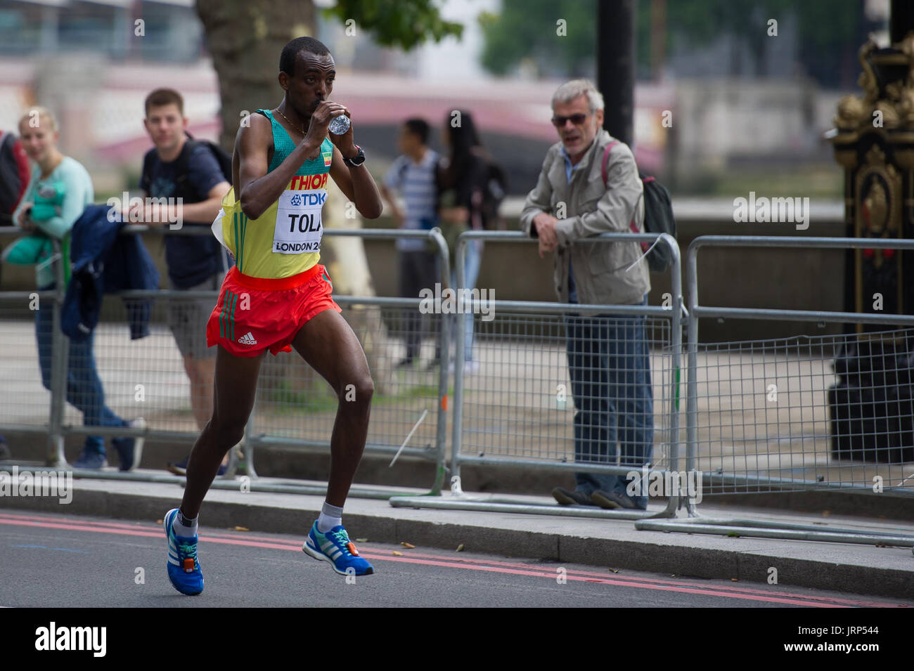 Londres, Reino Unido. 6 de agosto de 2017. Tamirat Tola (Etiopía) tomando agua en los Campeonatos Mundiales de Atletismo de la IAAF Maratón de hombres Crédito Fotografía: Phil tragar/Alamy Live News Foto de stock