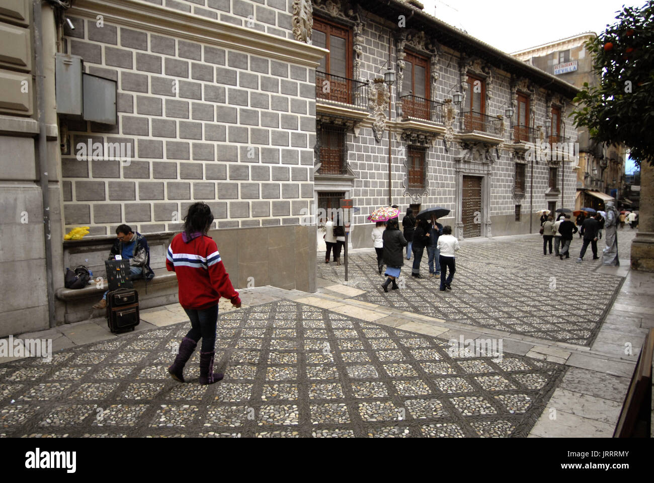 Los turistas en la calle oficios de la madraza con palacio y capilla Real de Granada, Andalucía, España Foto de stock