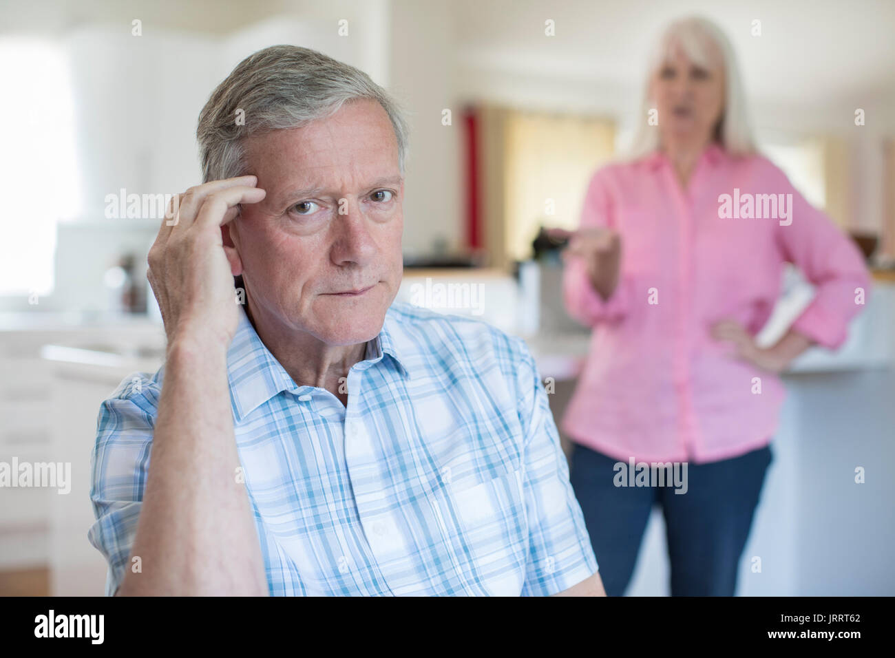 Pareja tras discusión en casa Foto de stock