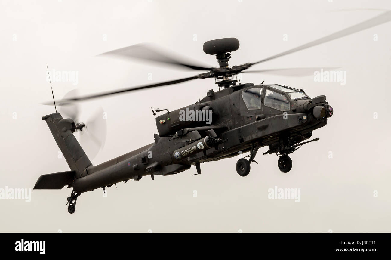 Apache Gunship Ejército Británico durante la exhibición en el Royal International Air Tattoo Foto de stock