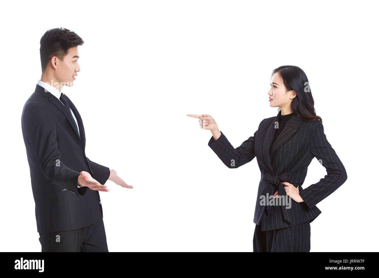 Joven Hombre y mujer de negocios asiáticos en desgaste formal tiene un argumento serio, aislado sobre fondo blanco. Foto de stock