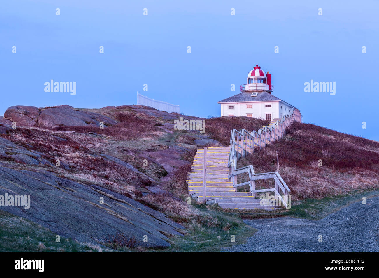 1836 El faro de Cabo Spear Sitio Histórico Nacional de Canadá en el alba. Cabo Spear, Saint John's, Terranova y Labrador, Canadá. Foto de stock