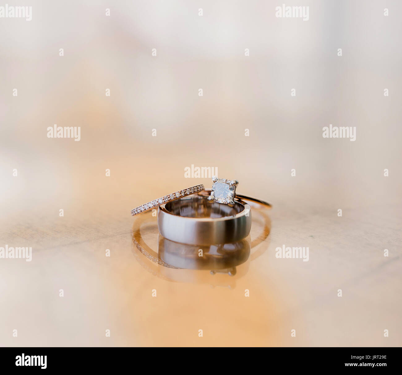 Los anillos de bodas o bandas Foto de stock
