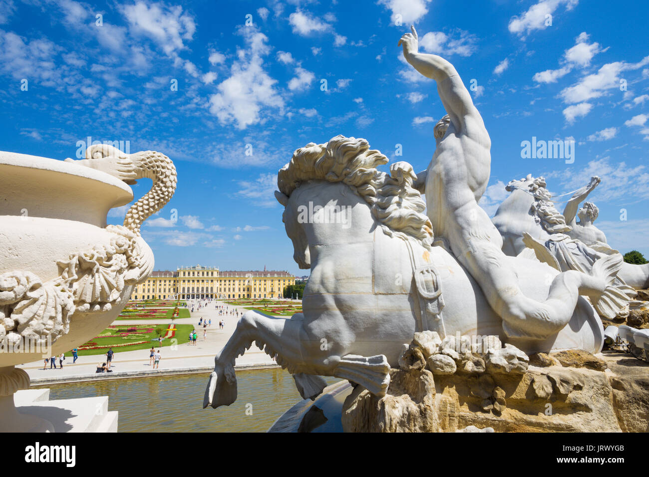 Viena, Austria - Julio 30, 2014: el palacio de Schonbrunn y jardines desde la fuente de Neptuno. Foto de stock