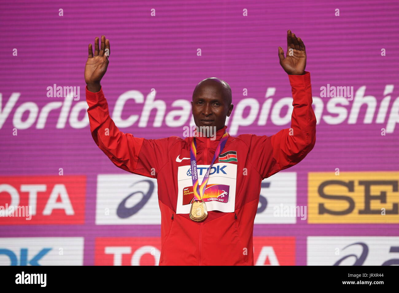 Kenya's Geoffrey Kiri con su medalla de oro en el Maratón de hombres durante el día tres de los Campeonatos Mundiales de la IAAF de 2017 en el estadio de Londres. Foto de stock