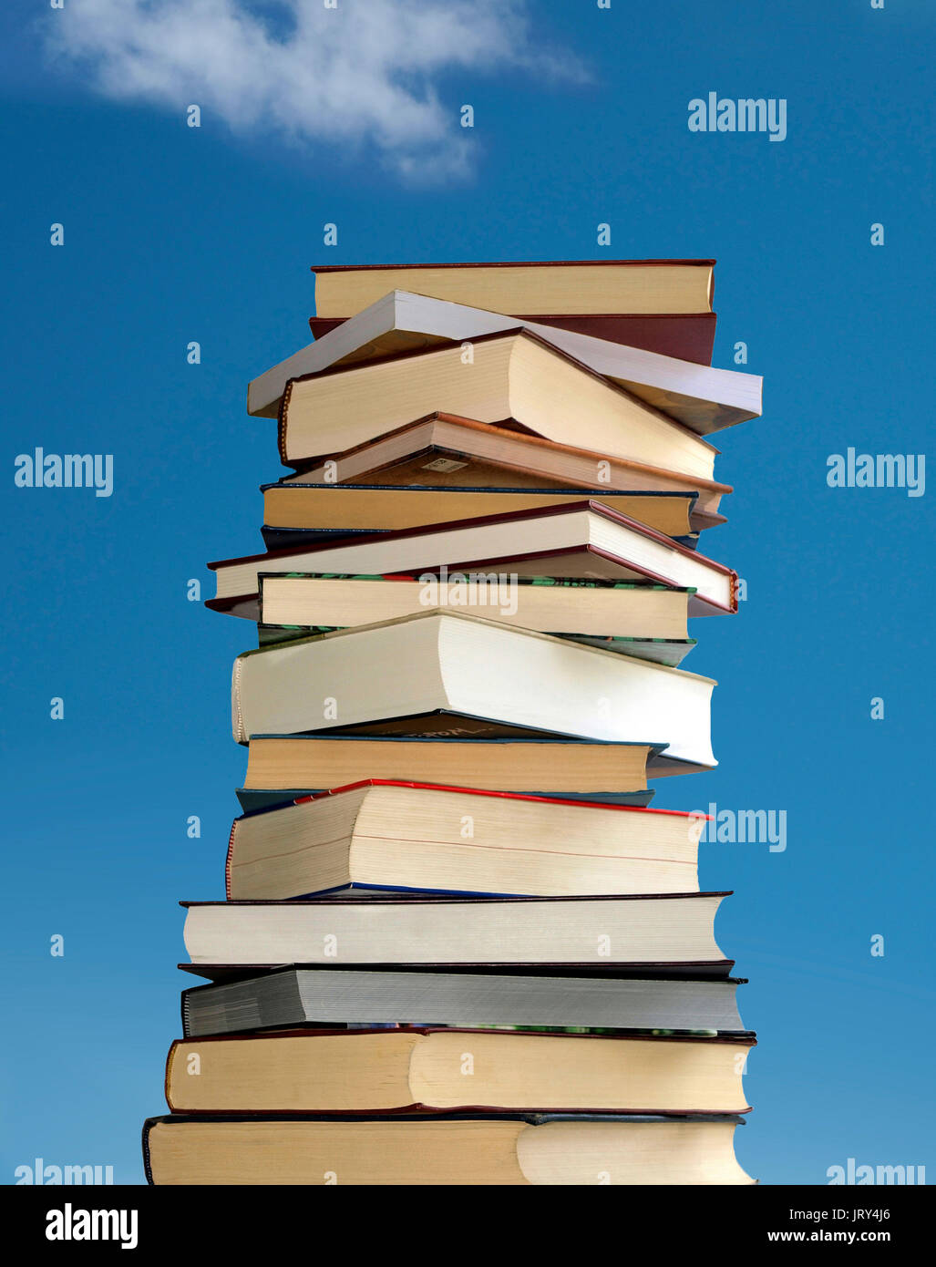 Pila de libros, la educación información sobre fondo de cielo azul, la educación, la información, el cielo azul, la contemplación, el equipo, las matemáticas; Foto de stock