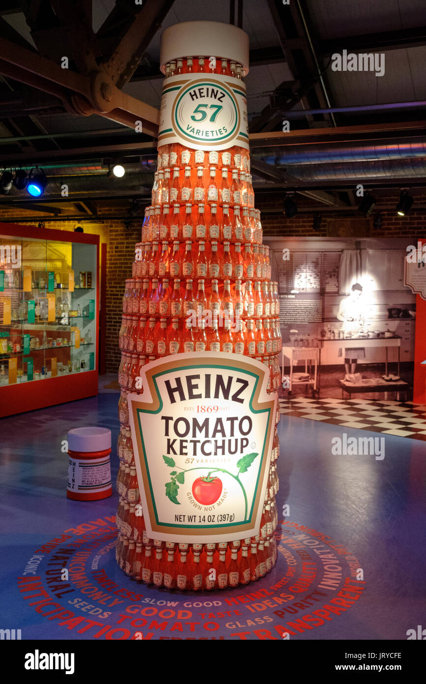 Botella de ketchup Heinz grande con muchas pequeñas botellas que se adjunta en el Centro de Historia de Heinz, Pittsburgh, EE.UU. Foto de stock