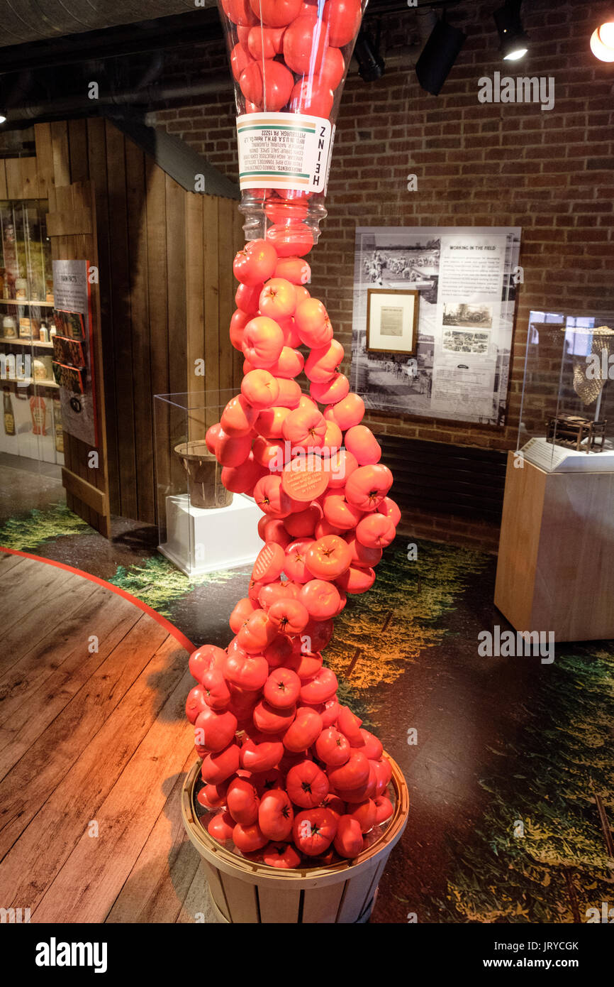 Gran boca abajo botella de ketchup Heinz con tomates caigan en el Centro de Historia de Heinz, Pittsburgh, EE.UU. Foto de stock