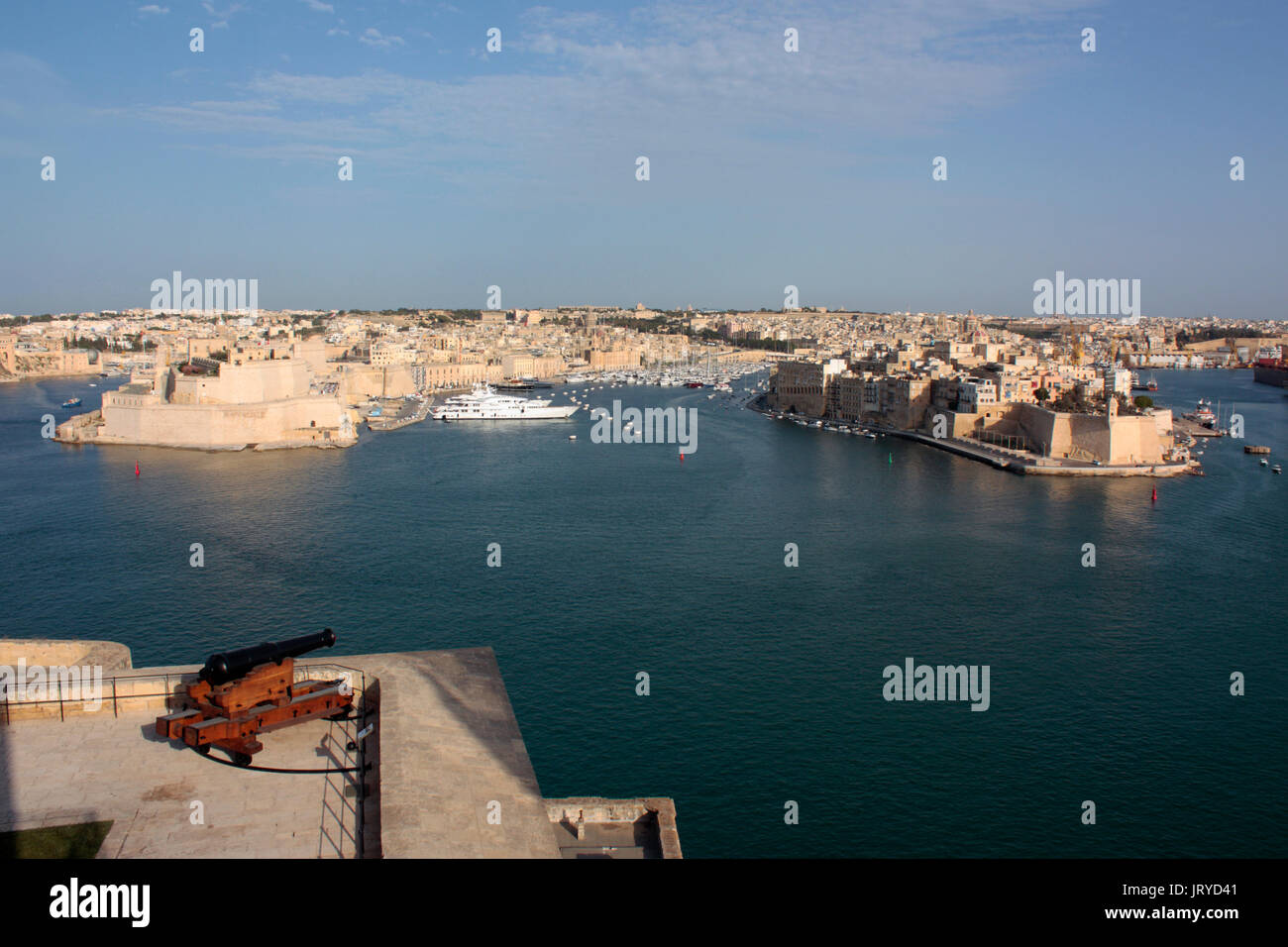 El gran puerto de Malta, un destino histórico del Mediterráneo. Vista desde la parte superior Barrakka, Valletta. Urbano paisaje maltés e historia. Foto de stock