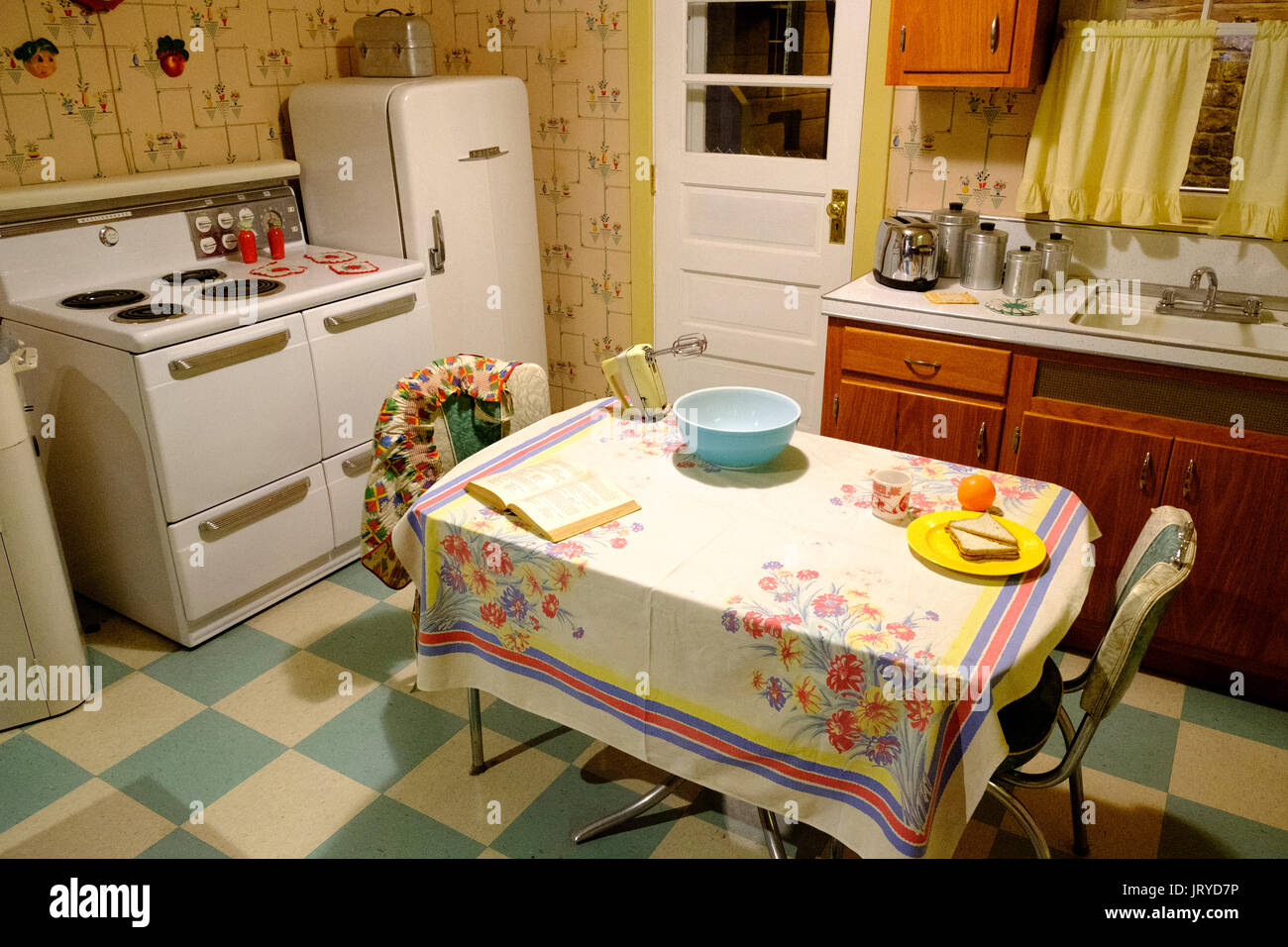 Cocina de posguerra de 1950 habitación en el Centro de Historia de Heinz, Pittsburgh, EE.UU. Foto de stock