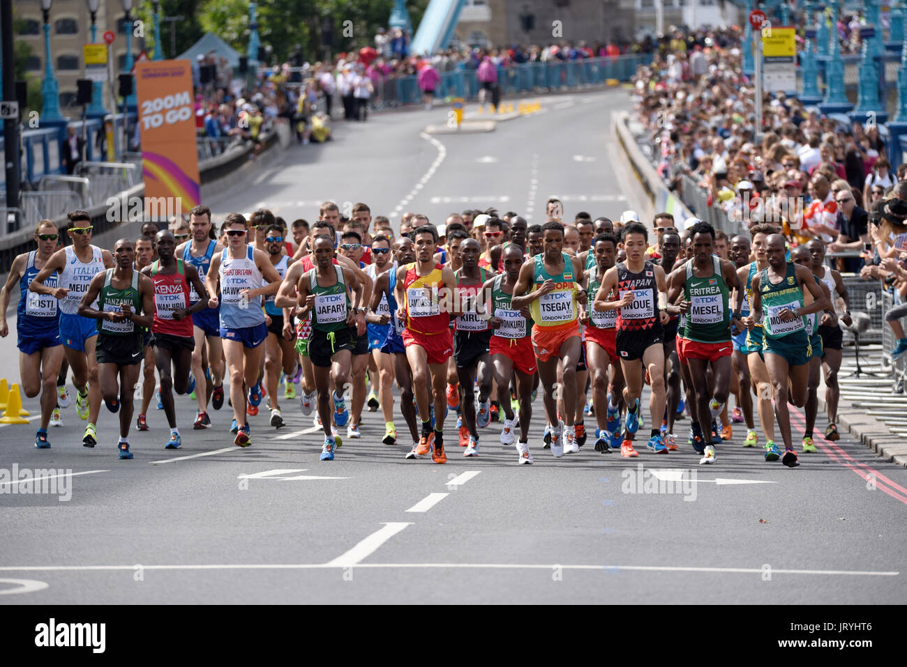 Maratón de hombres. Callum Hawkins, Wanjiru, Jafary, Tsegay corriendo en el Campeonato Mundial de la IAAF 2017 Marathon race en Londres, Reino Unido Foto de stock