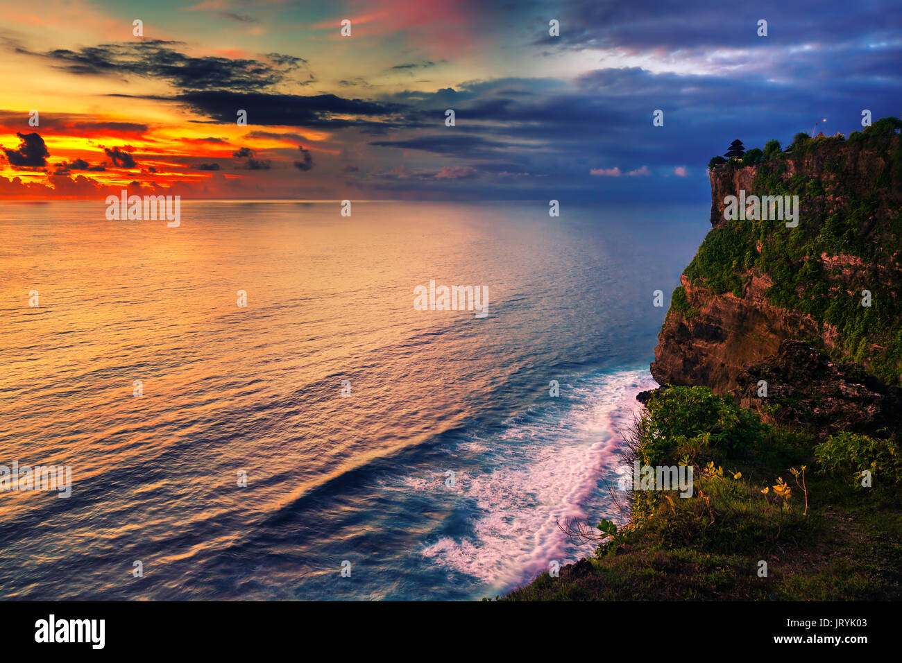 Uluwatu templo en Bali, Indonesia - naturaleza y arquitectura antecedentes / Puesta de sol en la isla de Bali / indonesia Foto de stock