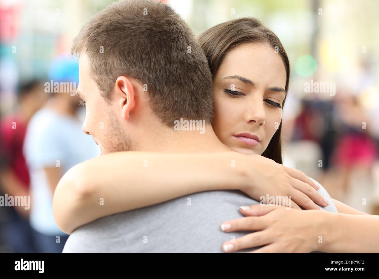 Novia abrazando a su compañero el descontento en la calle Foto de stock
