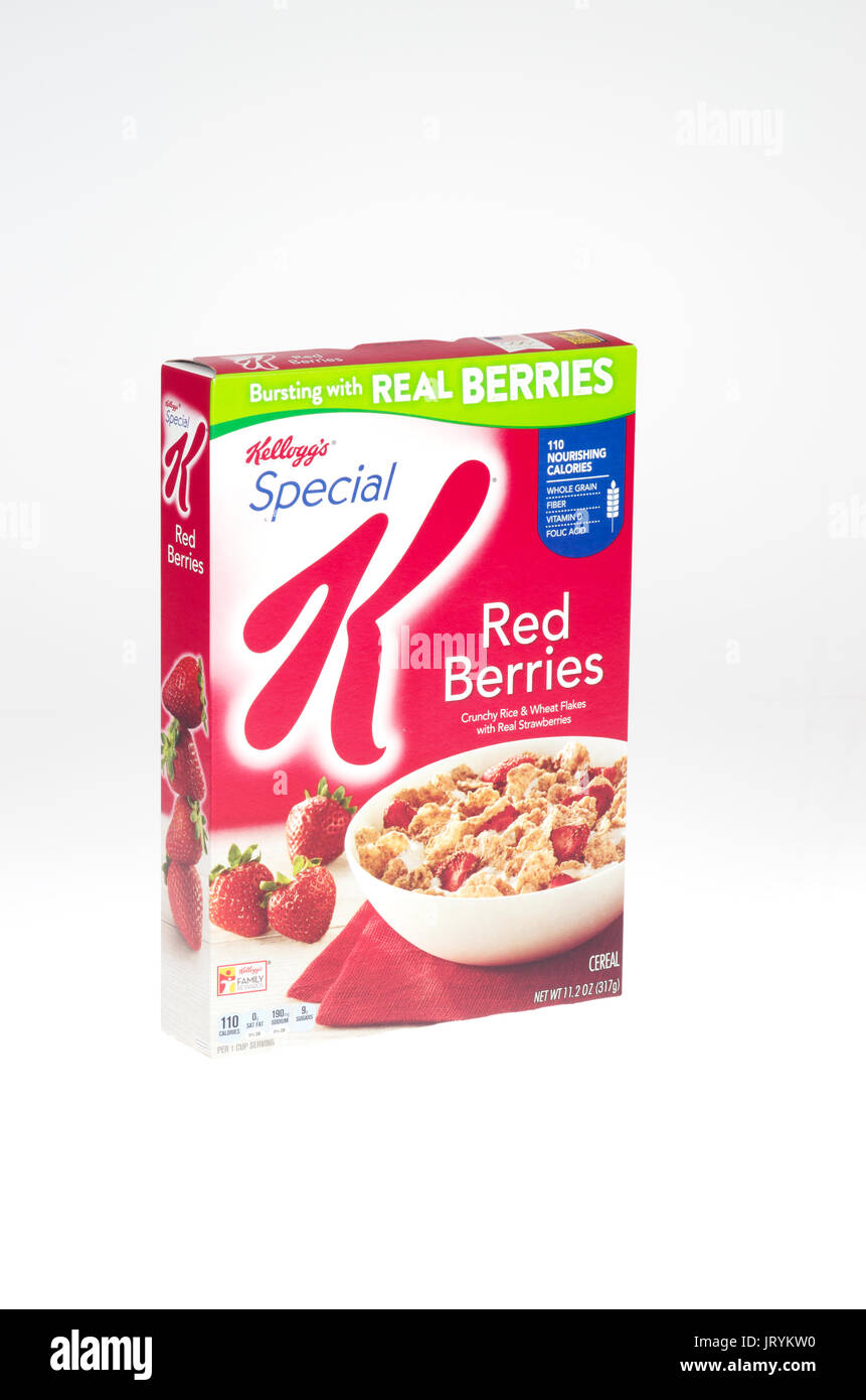Caja de Kellogg s Special K cereal de desayuno de frutos rojos sobre fondo blanco, el recorte. Foto de stock