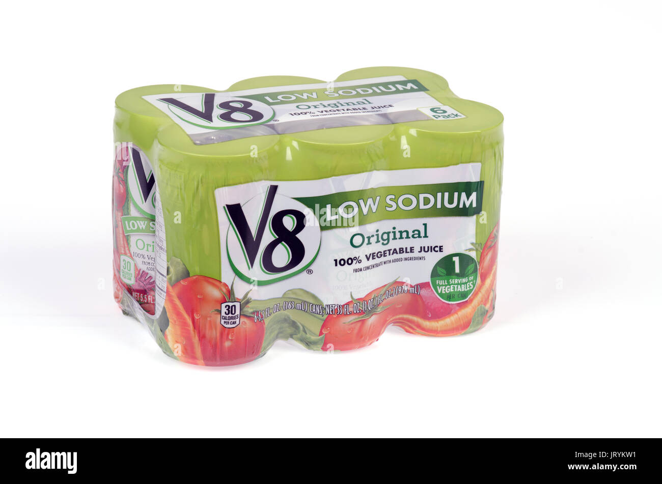 6 pack de latas de V8 bajo en sodio 100% original jugo de vegetales sobre fondo blanco. Foto de stock