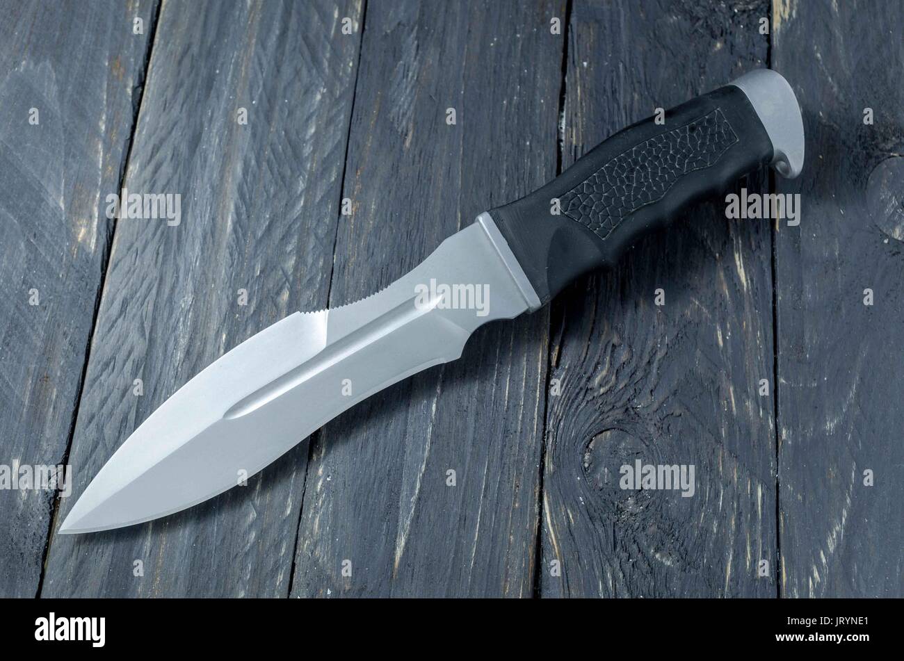 Grandes contingentes de la cuchilla. Gran Cuchillo militar. Cuchillo sobre  fondo de madera negra. Forses cuchillo Fotografía de stock - Alamy