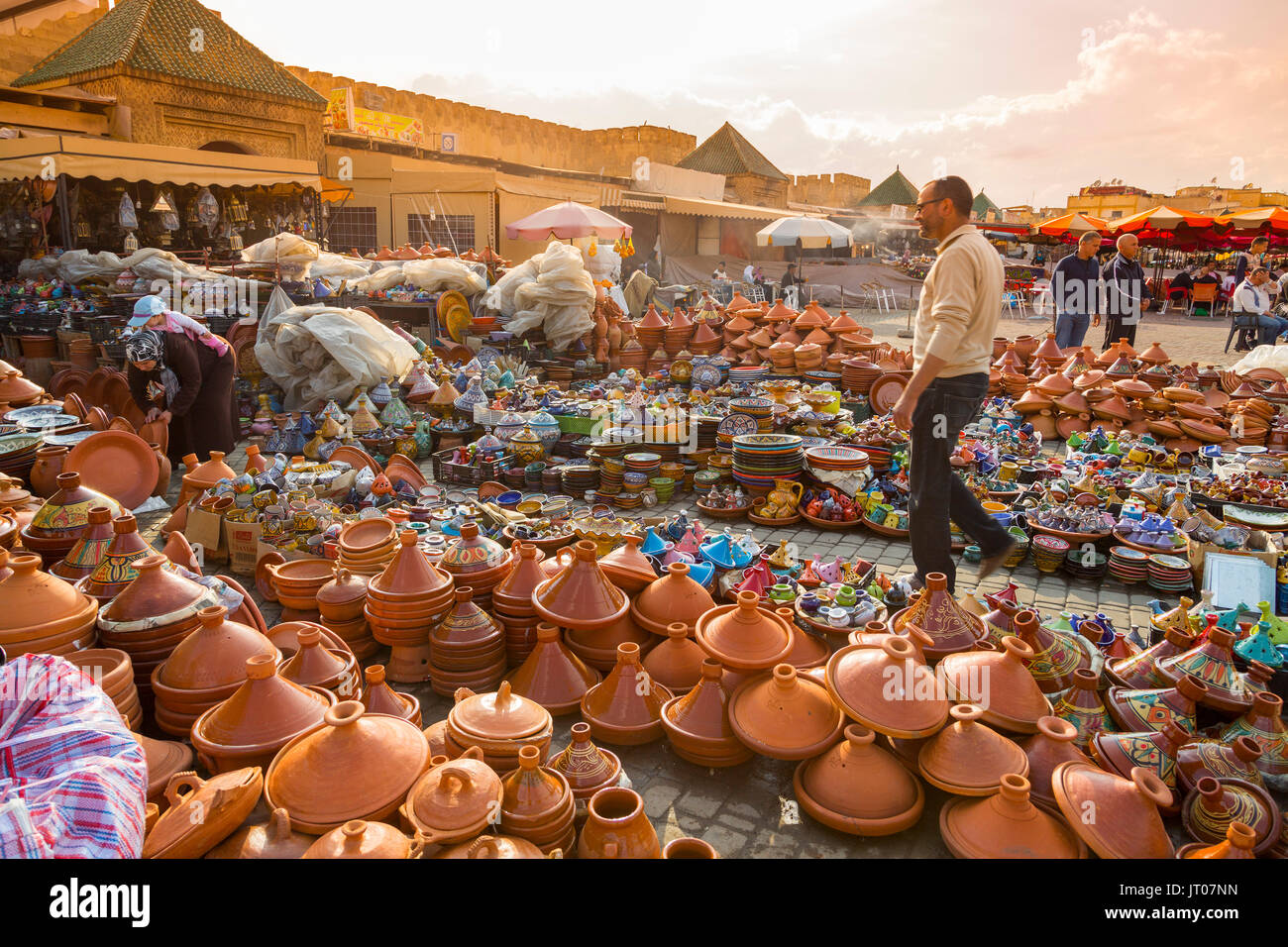 Los tajines, platos de cerámica, la ciudad imperial de Meknes, Marruecos, Magreb, África del Norte Foto de stock