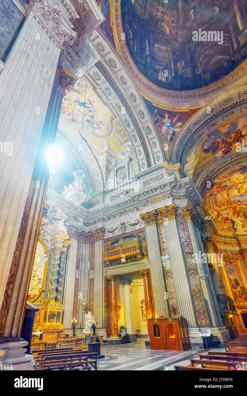 En el interior de la Iglesia de San Ignacio de Loyola en el Campus