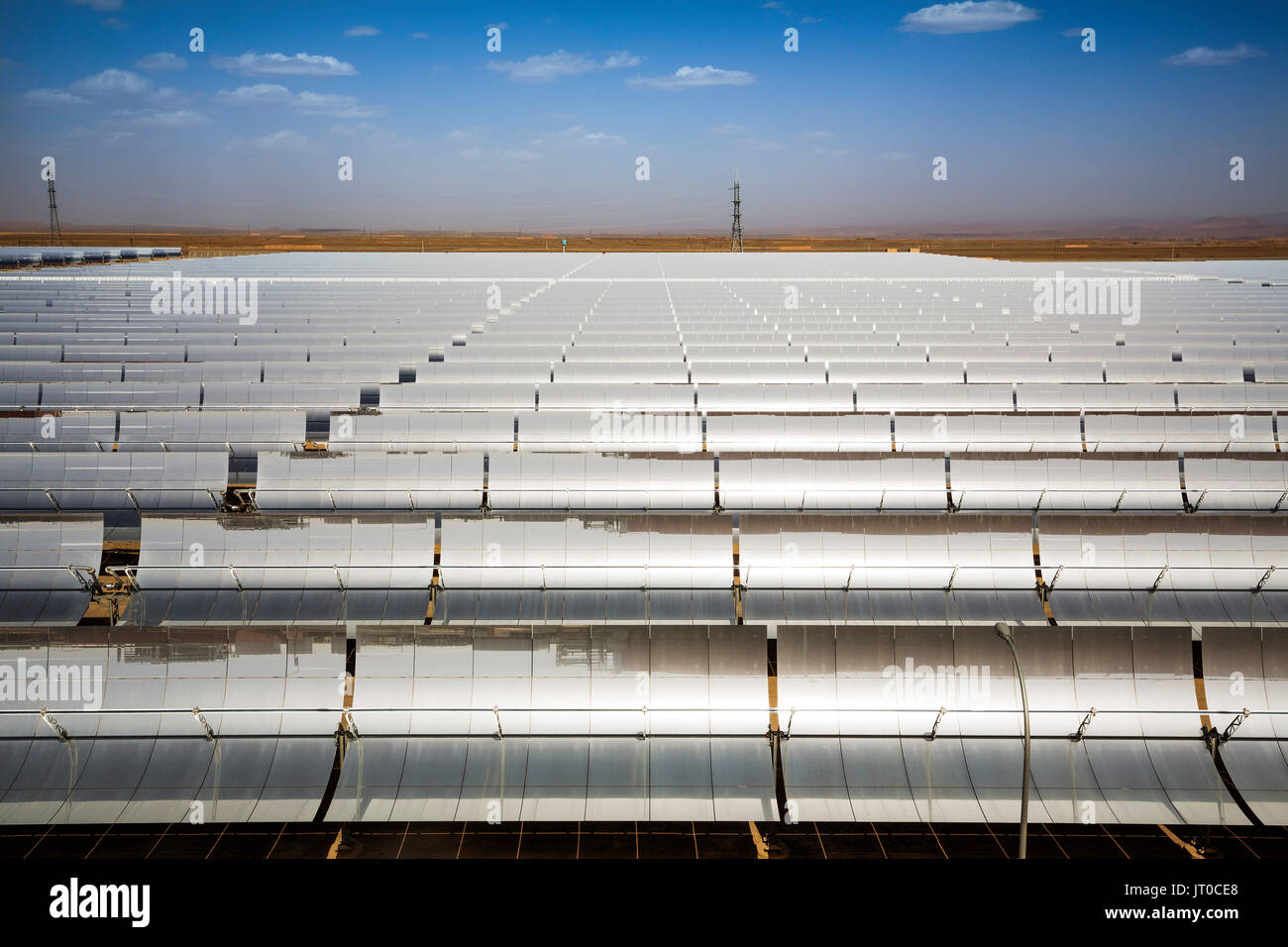Energía solar térmica La energía sostenible, Noor Ouarzazate concentrado Solar Power Station complejo. Marruecos, Magreb, África del Norte Foto de stock