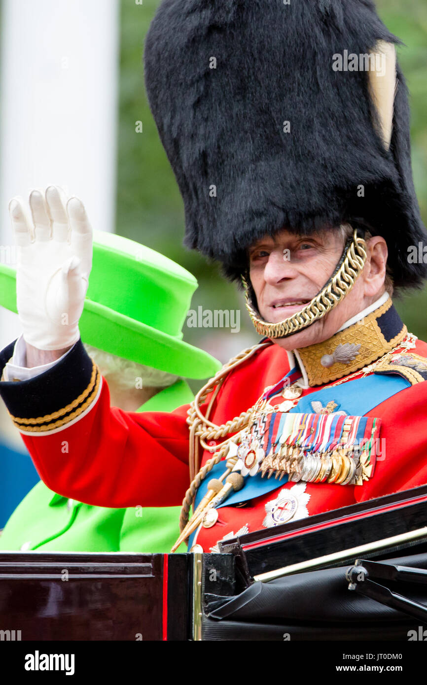 Su Alteza Real, el Príncipe Felipe, Duque de Edimburgo, junto con Su Majestad, la Reina Isabel II, pasear en carruaje rematado abierto a lo largo del Mall, Trooping el Color Foto de stock