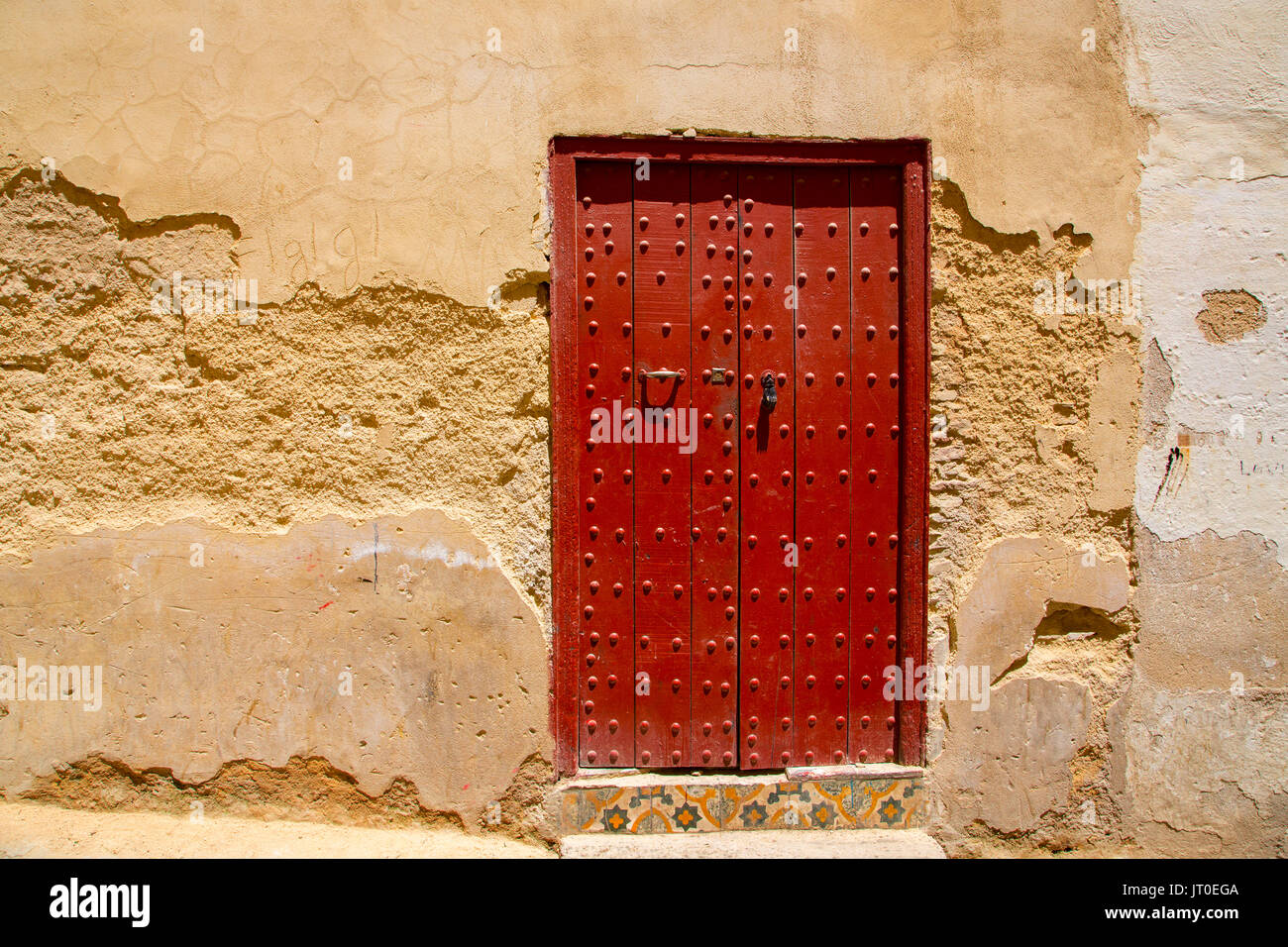 Rojo de la puerta de entrada a una casa. Souk Medina de Fez, Fes el Bali. Marruecos, Magreb, África del Norte Foto de stock