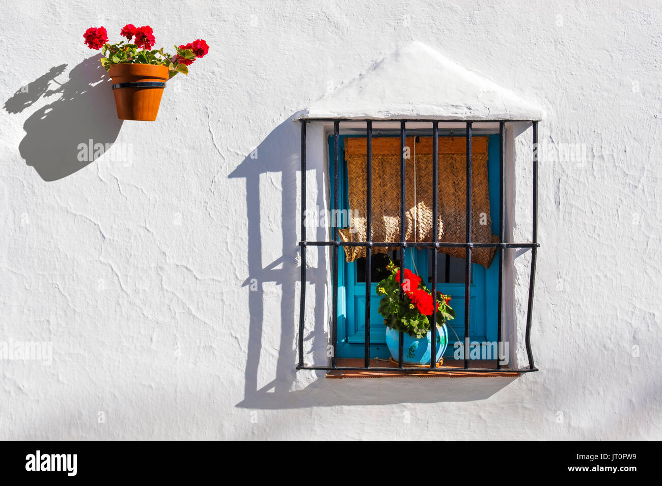 Pared Blanca, macetas con flores y rejilla de una ventana, un típico pueblo  blanco de Mijas. Costa del Sol, provincia de Málaga. Andalucía, al sur de  España Euro Fotografía de stock -