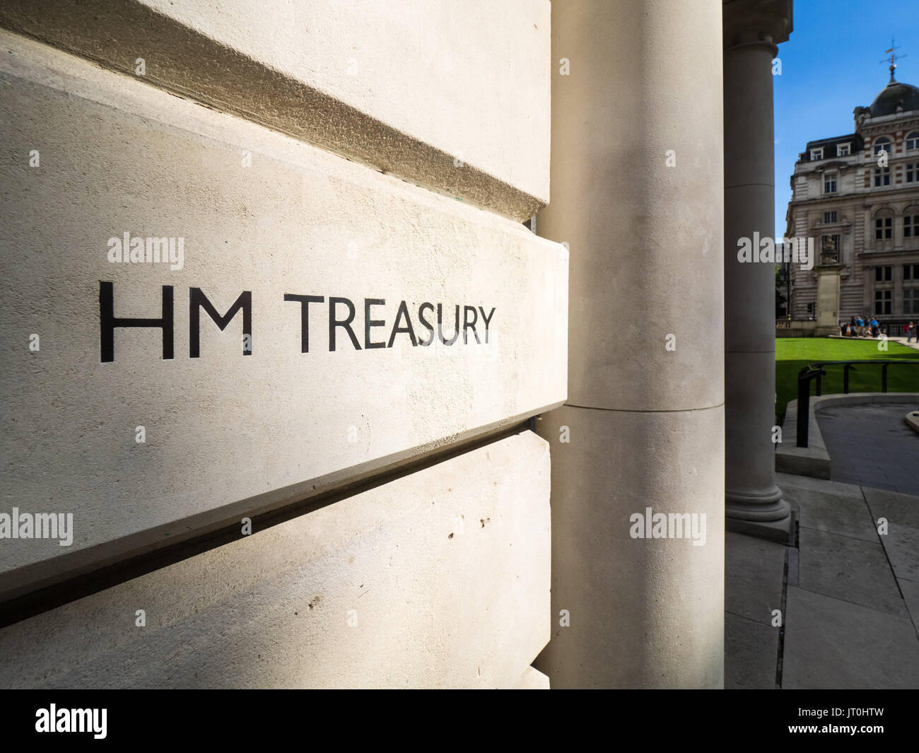 HM Treasury office en guardias de Caballos Rd, Westminster, Londres, Reino Unido. La Tesorería controla y coordina el gasto gubernamental del Reino Unido Foto de stock