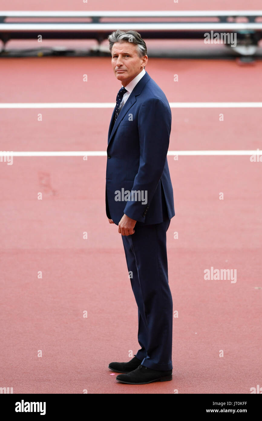 Londres, Reino Unido. El 6 de agosto de 2017. El Presidente de la IAAF Lord Coe prepara a Jessica un heptathlon Ennis-Hill premio medalla de oro del campeonato mundial 2011 después de Tatyana Chernova fue encontrado culpable de dopaje sanguíneo. Crédito: Stephen Chung / Alamy Live News Foto de stock