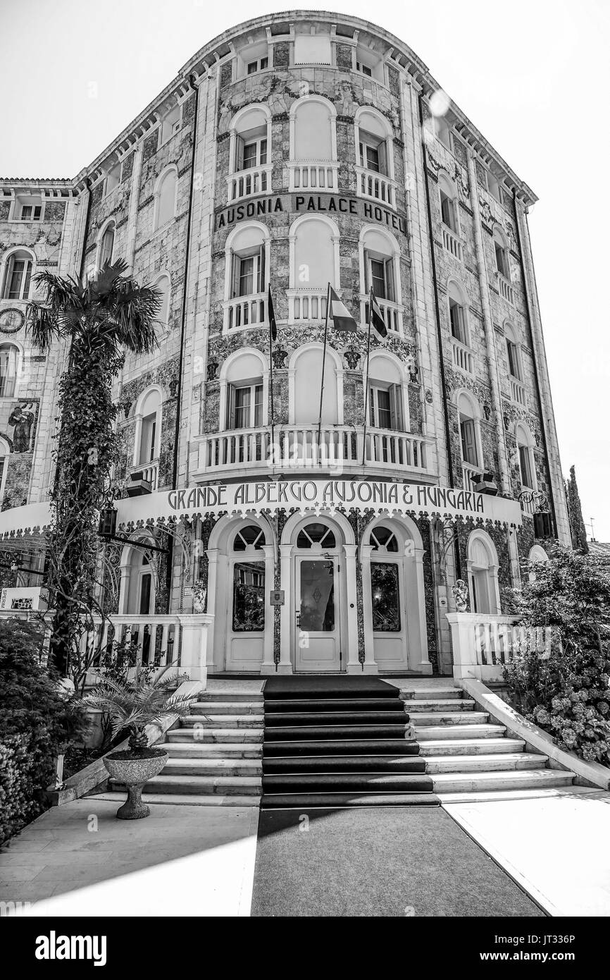 Ausonia palace hotel Imágenes de stock en blanco y negro - Alamy