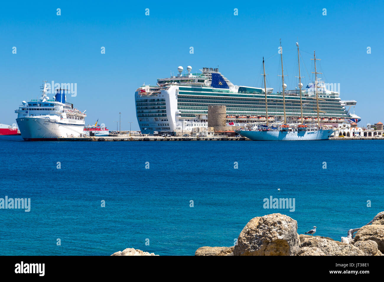 Puerto de Rodas con cruceros de verano junto a. Rodas, Grecia Fotografía de  stock - Alamy