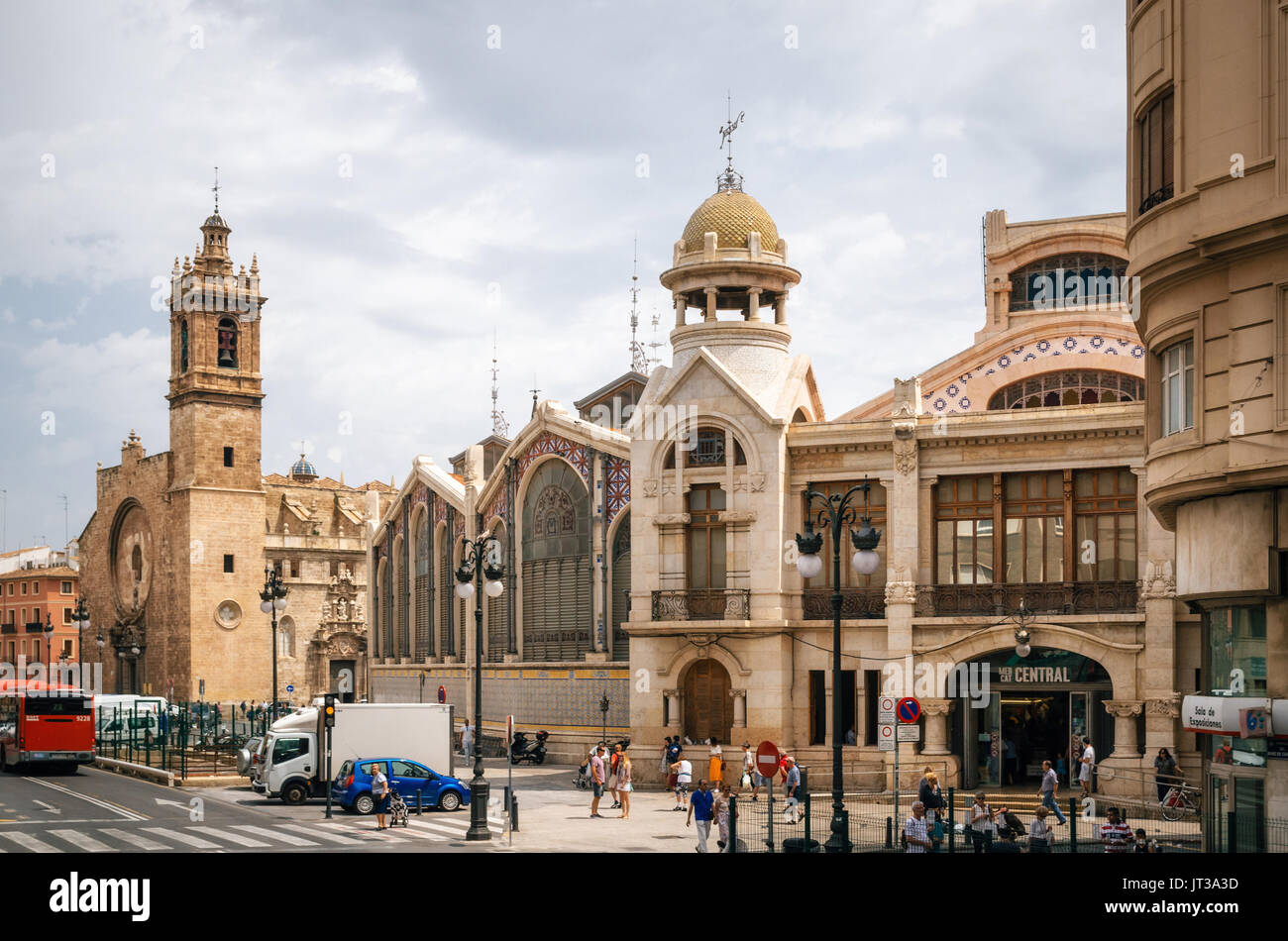 Valencia, España - 3 de junio de 2017: el exterior del Mercado Central Mercado y Santos Juanes Iglesia en Valencia, España Foto de stock