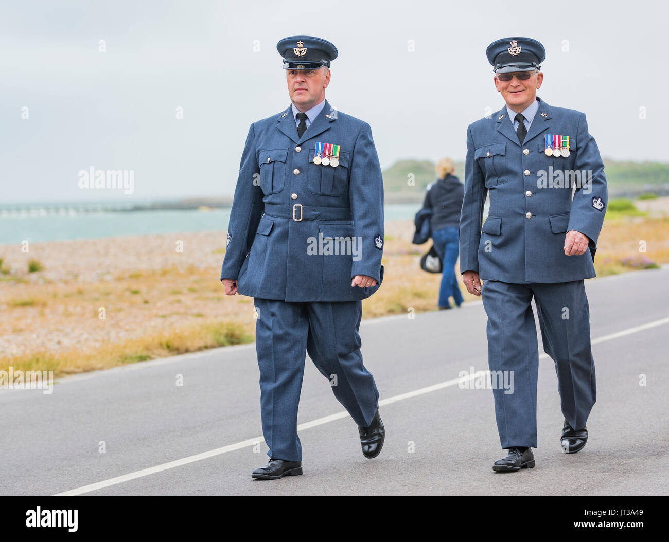 ATC (Air Training Corps) oficiales coincidencia en Día de las Fuerzas Armadas el 24 de junio de 2017 en Littlehampton, West Sussex, Inglaterra, Reino Unido. Foto de stock