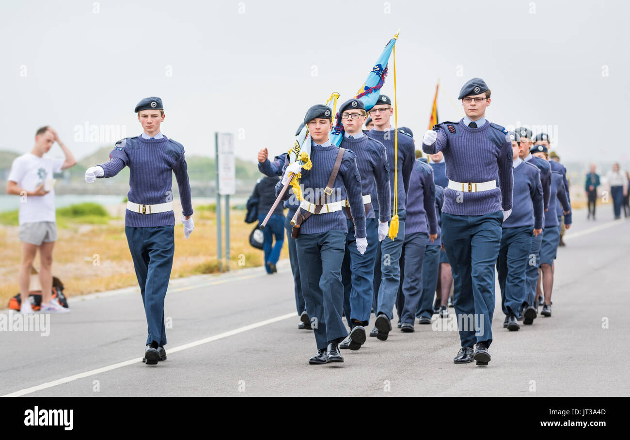ATC (Air Training Corps) jóvenes coincidencia en Día de las Fuerzas Armadas el 24 de junio de 2017 en Littlehampton, West Sussex, Inglaterra, Reino Unido. Foto de stock