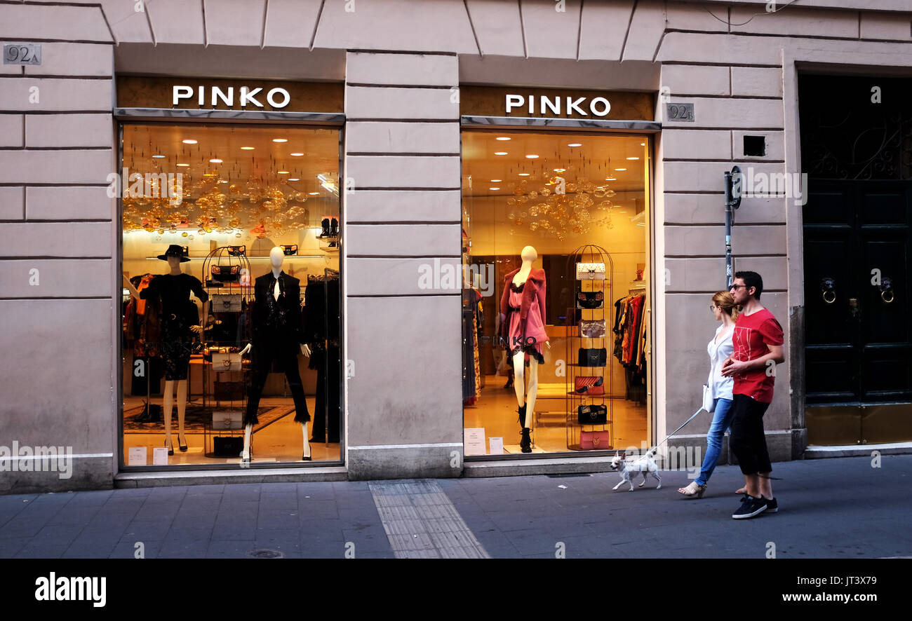 Roma Italia Europa - La tienda de moda Pink con maniquíes femeninos súper delgados en la ventana en el distrito de Tridente Foto de stock