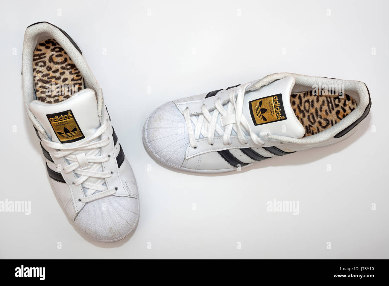 Adidas zapatillas blancas fotografías e imágenes de alta resolución - Alamy