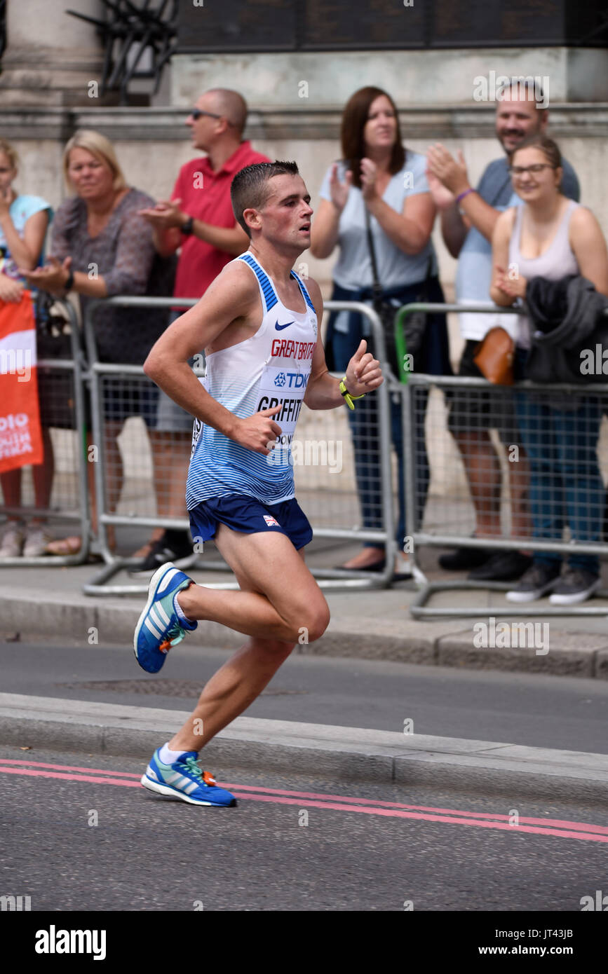 Josh Griffiths de Gran Bretaña corriendo en la carrera de maratón del Campeonato Mundial de la IAAF 2017 en Londres, Reino Unido Foto de stock