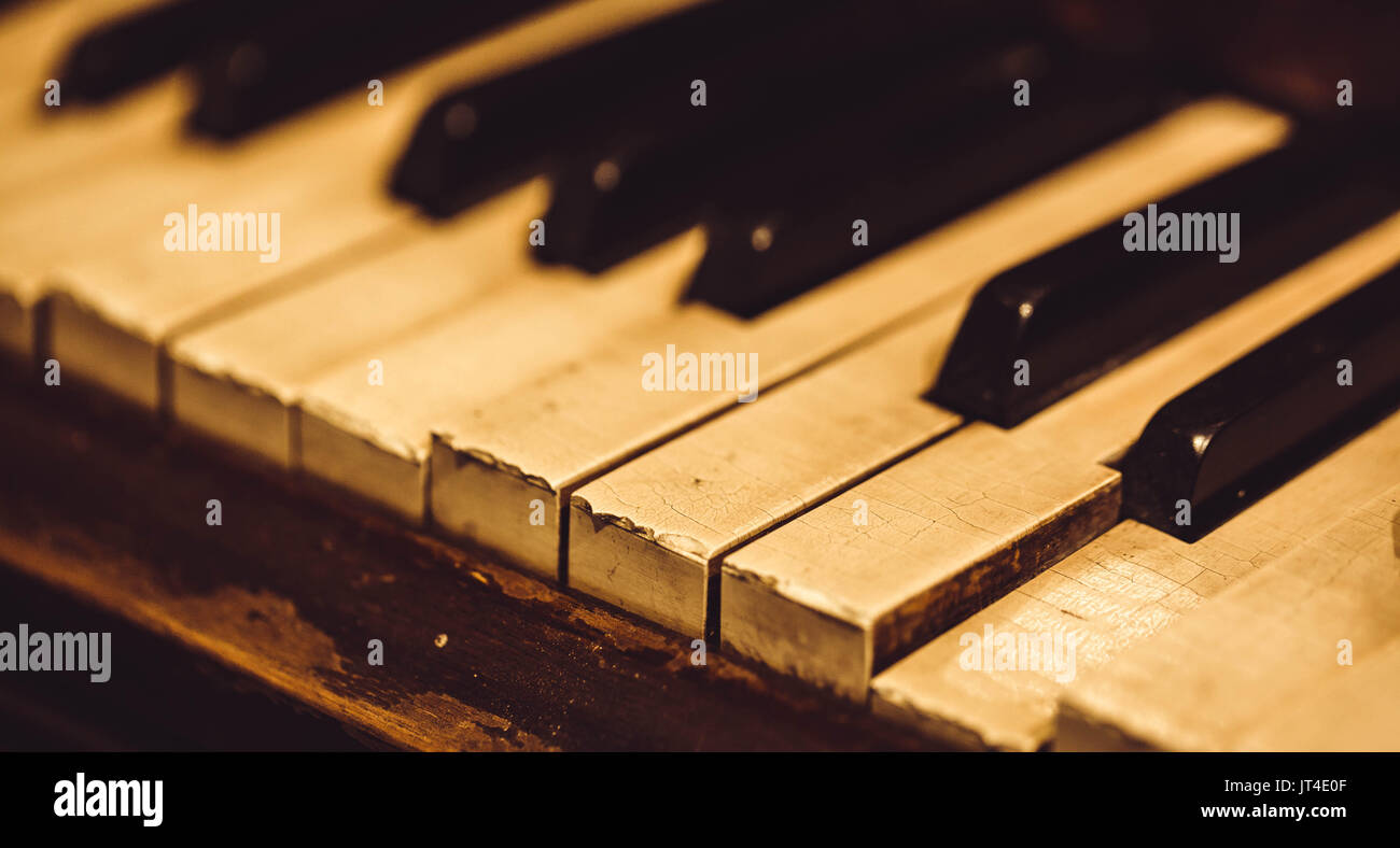 Pianos antiguos como fondo de tonos de color antiguo Fotografía de stock -  Alamy