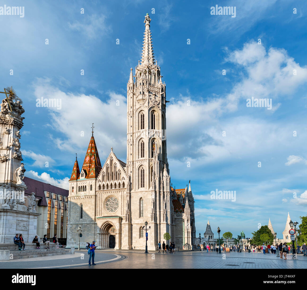 Iglesia de Matías con el Bastión de los pescadores detrás, distrito del  Castillo de Buda, la Colina del Castillo, Budapest, Hungría Fotografía de  stock - Alamy