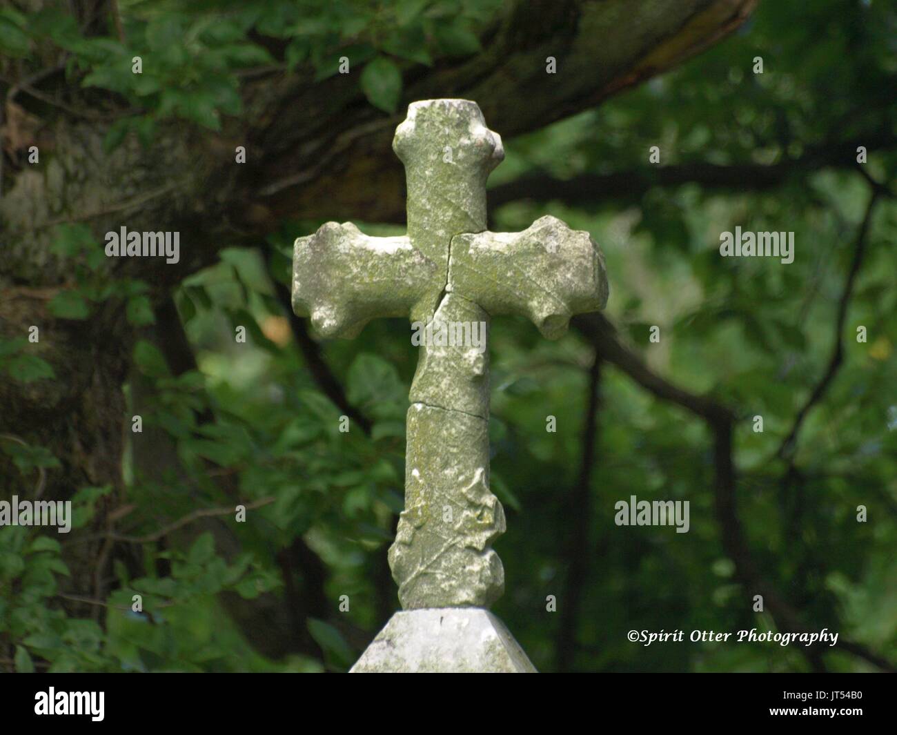 Cruz edad lápida que simboliza la esperanza, fe y amor, sin nombre mostrado Foto de stock