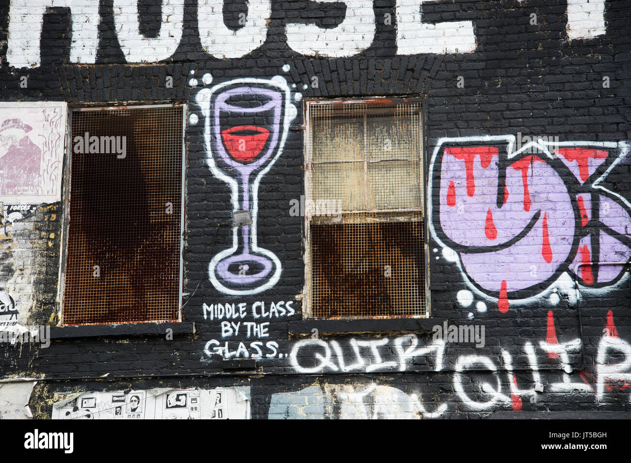 Hackney Wick. El Señor Napier, un pub en desuso, cubierto de grafitis.  Detalle de un vaso de vino, captionned pintado "Middle Class por el cristal  Fotografía de stock - Alamy