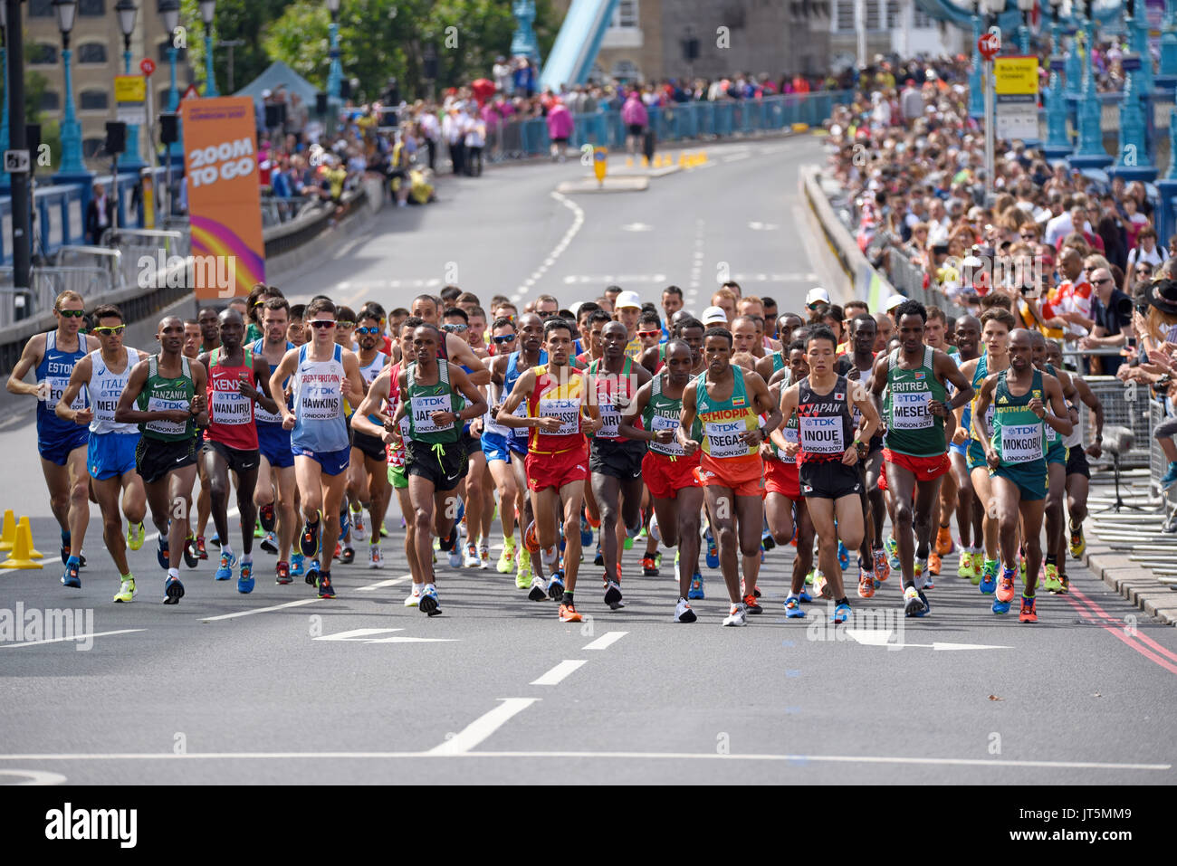 Atletas que corren en el Campeonato Mundial de la IAAF 2017 Masculino Maratón carrera en Londres, Reino Unido Foto de stock