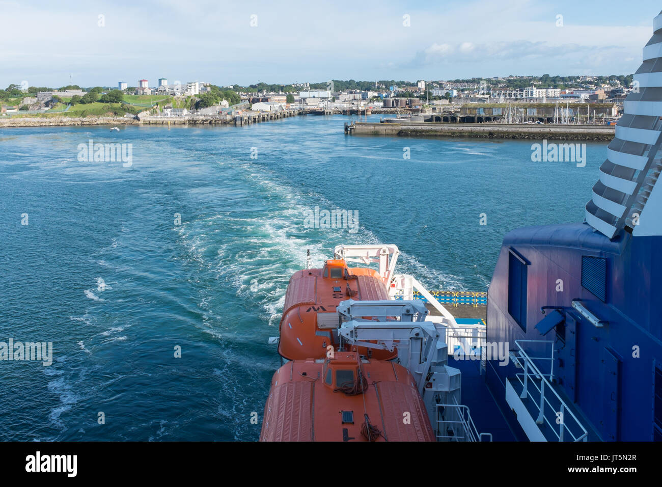 Vista desde la parte trasera de un coche de Brittany Ferries ferry partiendo Plymouth para Bretaña Foto de stock