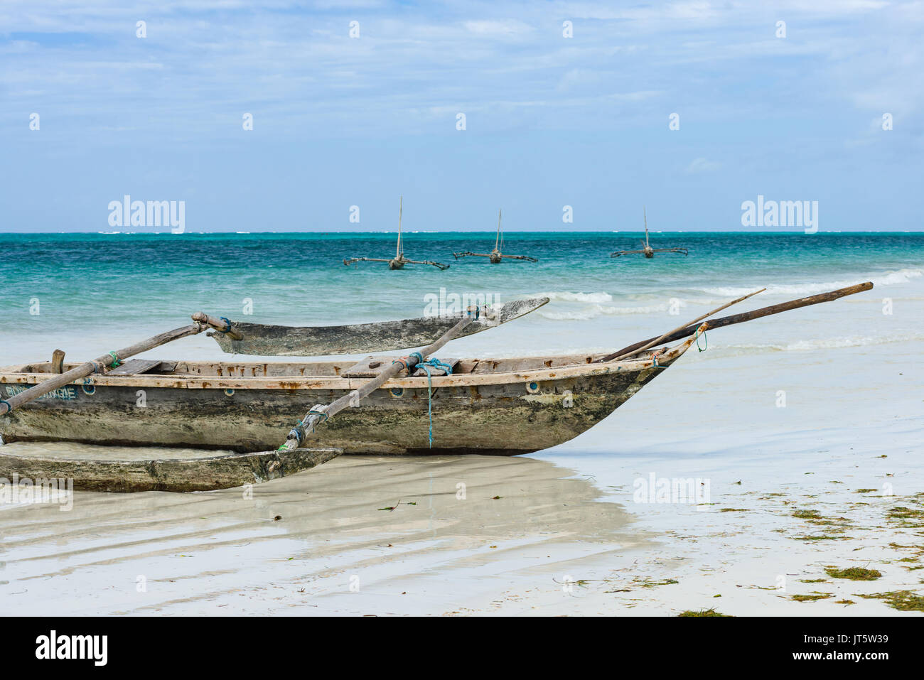 Dhow tradicionales barcos de pesca de orilla y en el mar, la playa de Diani, Kenya Foto de stock