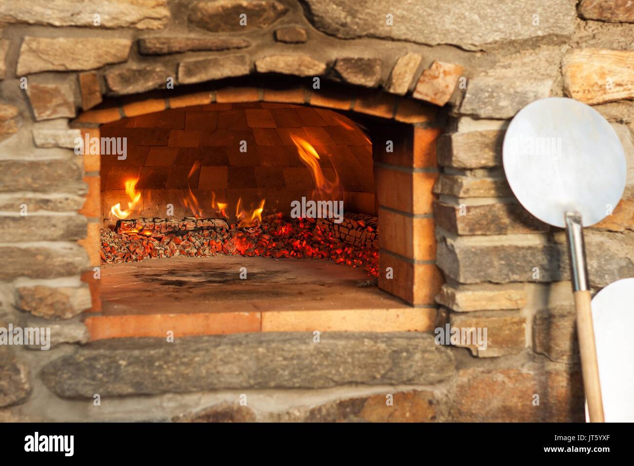 Horno de pizza de piedra fotografías e imágenes de alta resolución - Alamy