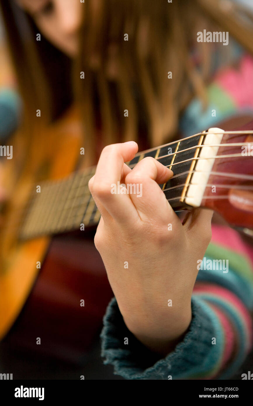 Aprendiendo Acordes De Guitarra Fotos e Imágenes de stock Alamy