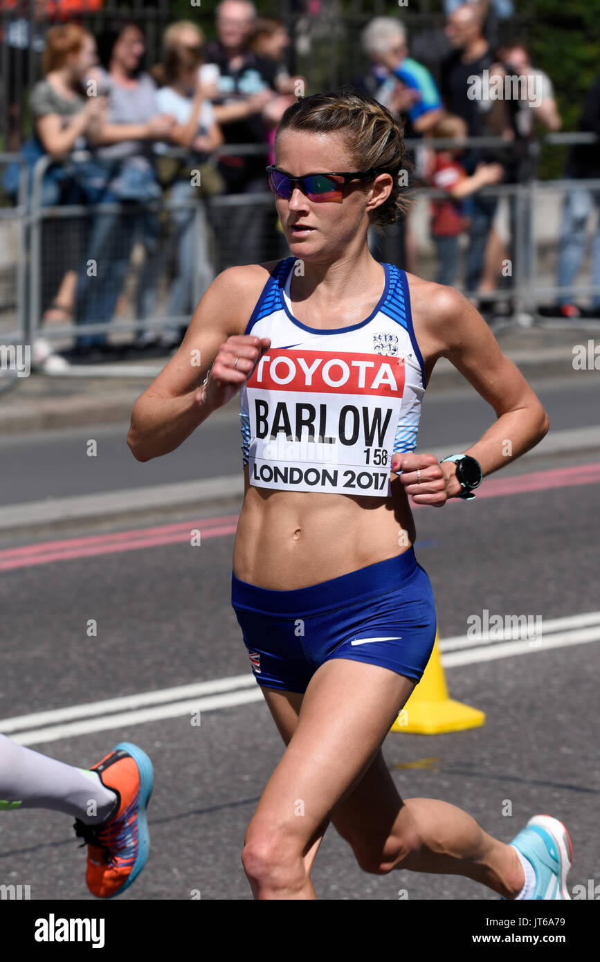 Tracy Barlow de Gran Bretaña corriendo en la carrera de maratón del Campeonato Mundial IAAF 2017 en Londres, Reino Unido Foto de stock