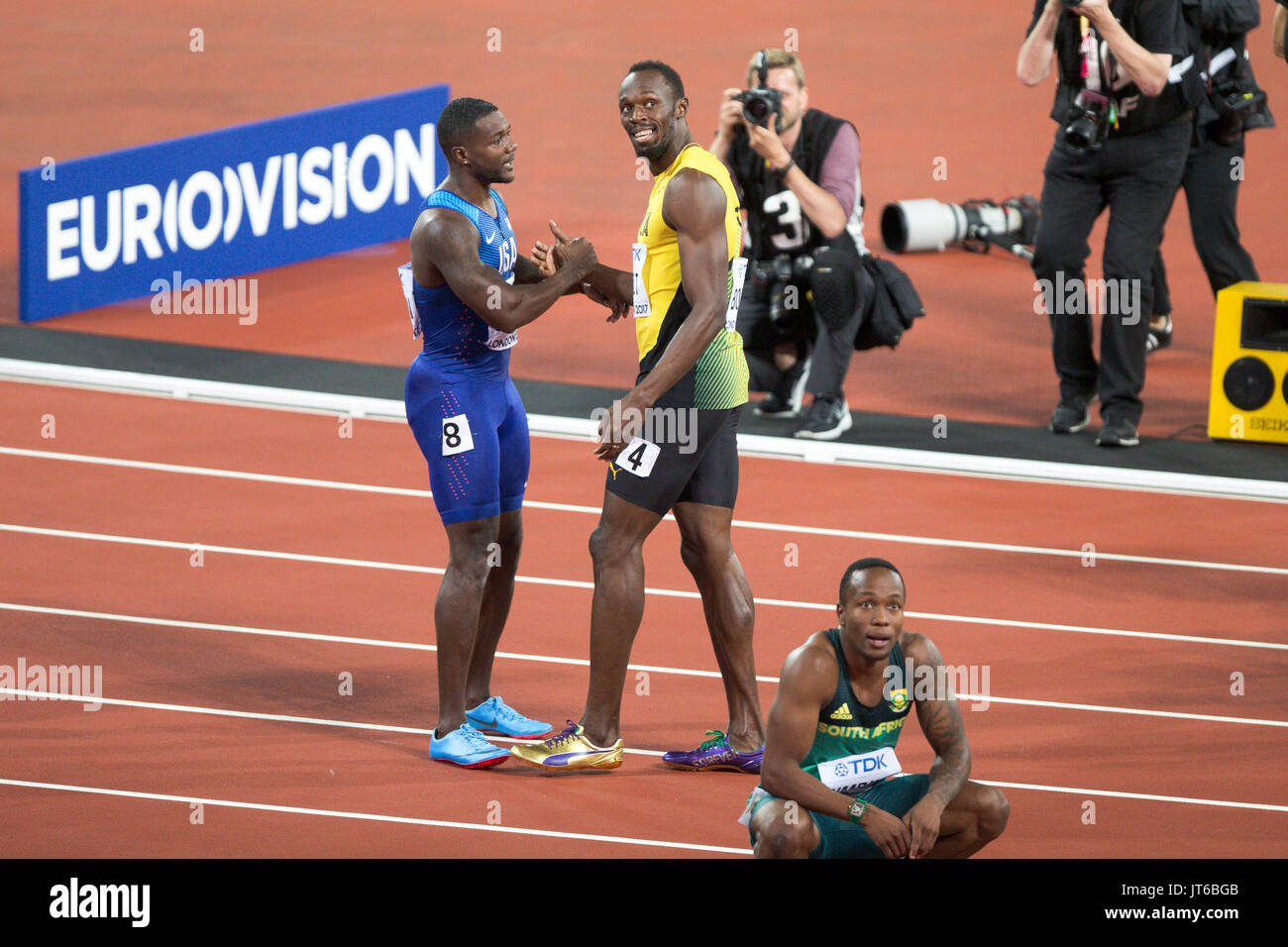 Londres, Inglaterra - 05 de agosto: Usain Bolt y Justin Gatlin (parte superior azul) después de la final masculina de los 100 metros durante el día dos de los 17 Campeonatos Mundiales de Atletismo de la IAAF de Londres 2017 en el estadio de Londres el 5 de agosto de 2017 en Londres, Reino Unido.Justin Gatlin de los Estados Unidos ganó la carrera. Foto de stock